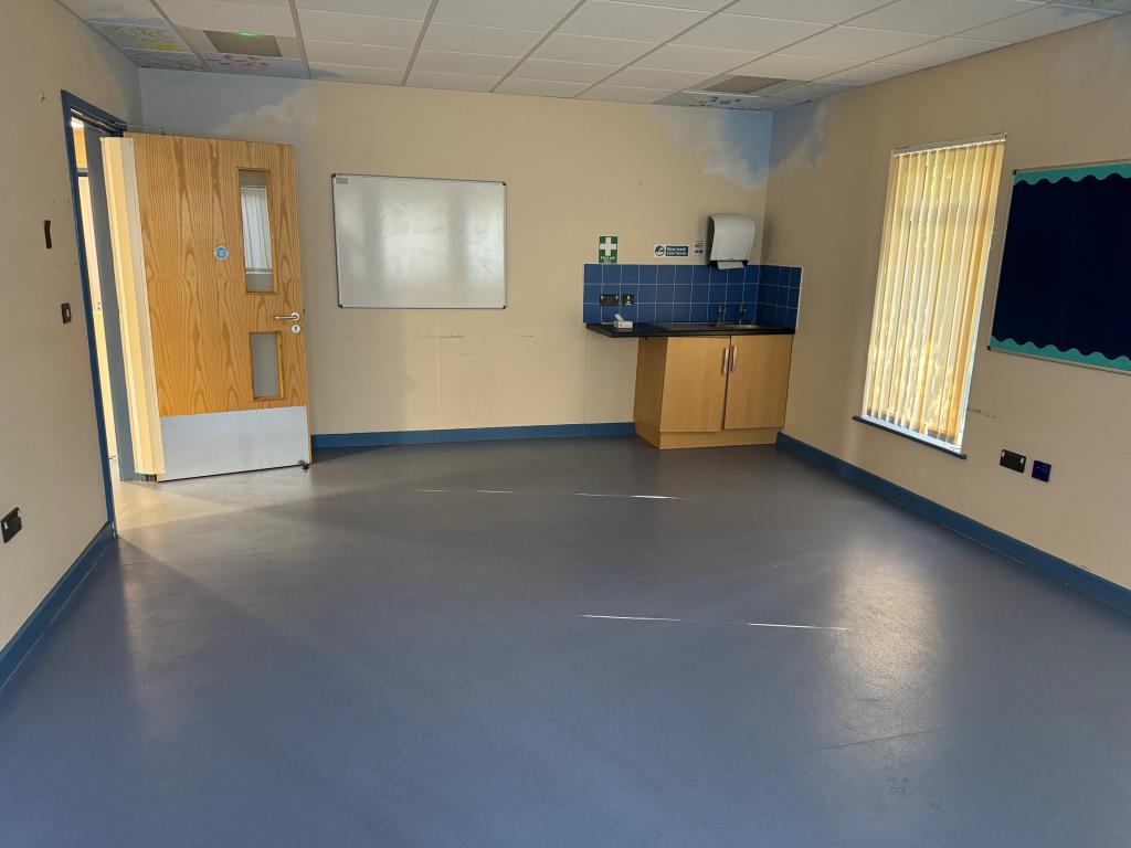 Lot: 74 - SINGLE STOREY DETACHED BUILDING WITH POTENTIAL AND PARKING - Room 2